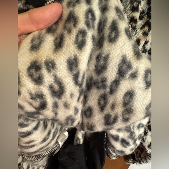 New with tags ladies size XXL Maurices animal print fuzzy pullover - Picture 11 of 15